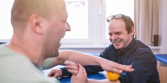 AndreaSchombaraFotografie_Patienten85_Neu PT_Was uns bewegt_Neu_2025