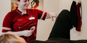 Physiotherapeutin behandelt am Knie