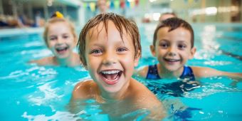 Fröhliche Kinder beim Schwimmen