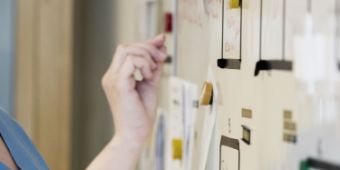 Bild: Medizinassistent schreibt auf Whiteboard