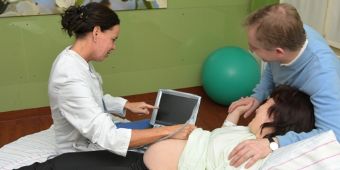 Dr-Scheuer-im-Kreisssaal-Geburtshilfe