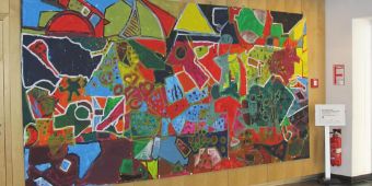 Gemälde von Schülern der 3. Klasse der Kath. Schule Altona (Dohrnweg), inspiriert von Picassos „Guernica“