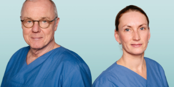 Das Bild zeigt eine Portraitaufnahme vor blauem Hintergrund von Prof. Dr. med. Volker Ragosch und Dr. med. Claudia Kern in Dienstkelidung