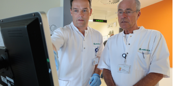 Chefarzt Prof. Dr. Dr. Christian Friedrich Weber und Leitender Oberarzt Dr. Michael Mönk verschaffen sich ein Bild der Gerinnungssituation ihres Patienten