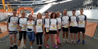 Das Bild ist ein Gruppenbild beim B2RUN 2016