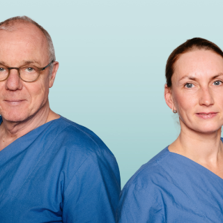 Das Bild zeigt eine Portraitaufnahme vor blauem Hintergrund von Prof. Dr. med. Volker Ragosch und Dr. med. Claudia Kern in Dienstkelidung