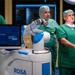 Dr. med. Michael Kinscher, Dr. med. Markus Canzler sowie OP-Pfleger Steffen Mehrens im Austausch mit ROSA – dem neuen Knieroboter in der Klinik Hohwald