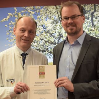 Prof. Dr. Heiko Graichen (li) und Marius Aach freuen sich über die Auszeichnung. 