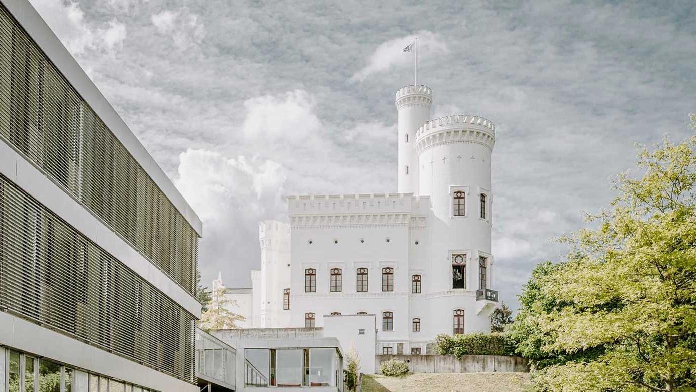 Blomenburg Privatklinik: Burganlage und angrenzender Neubau