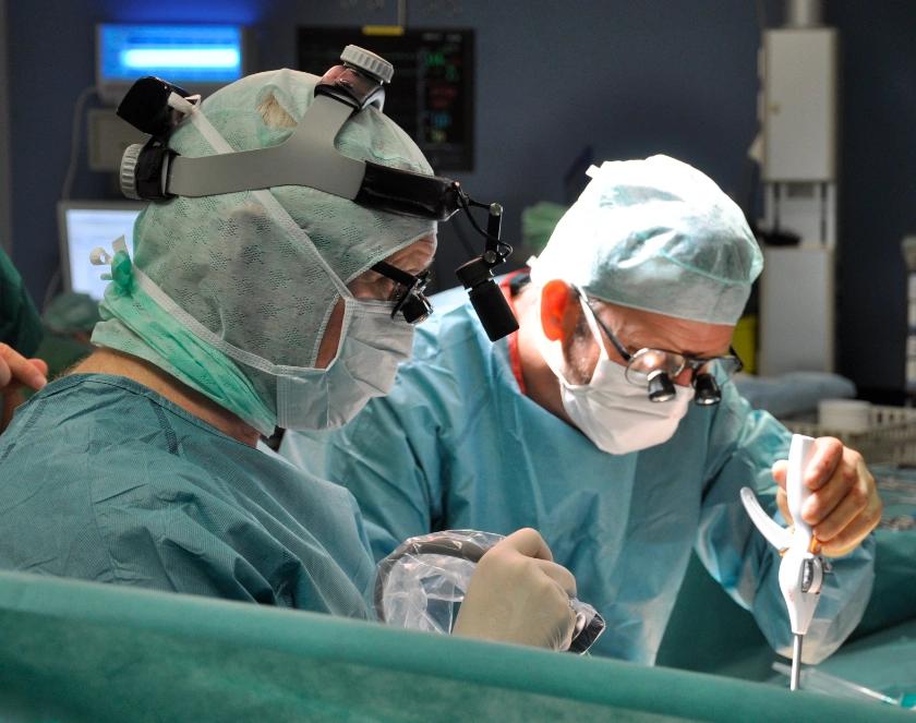 Bild:Operateure bei herzchirurgischem Eingriff