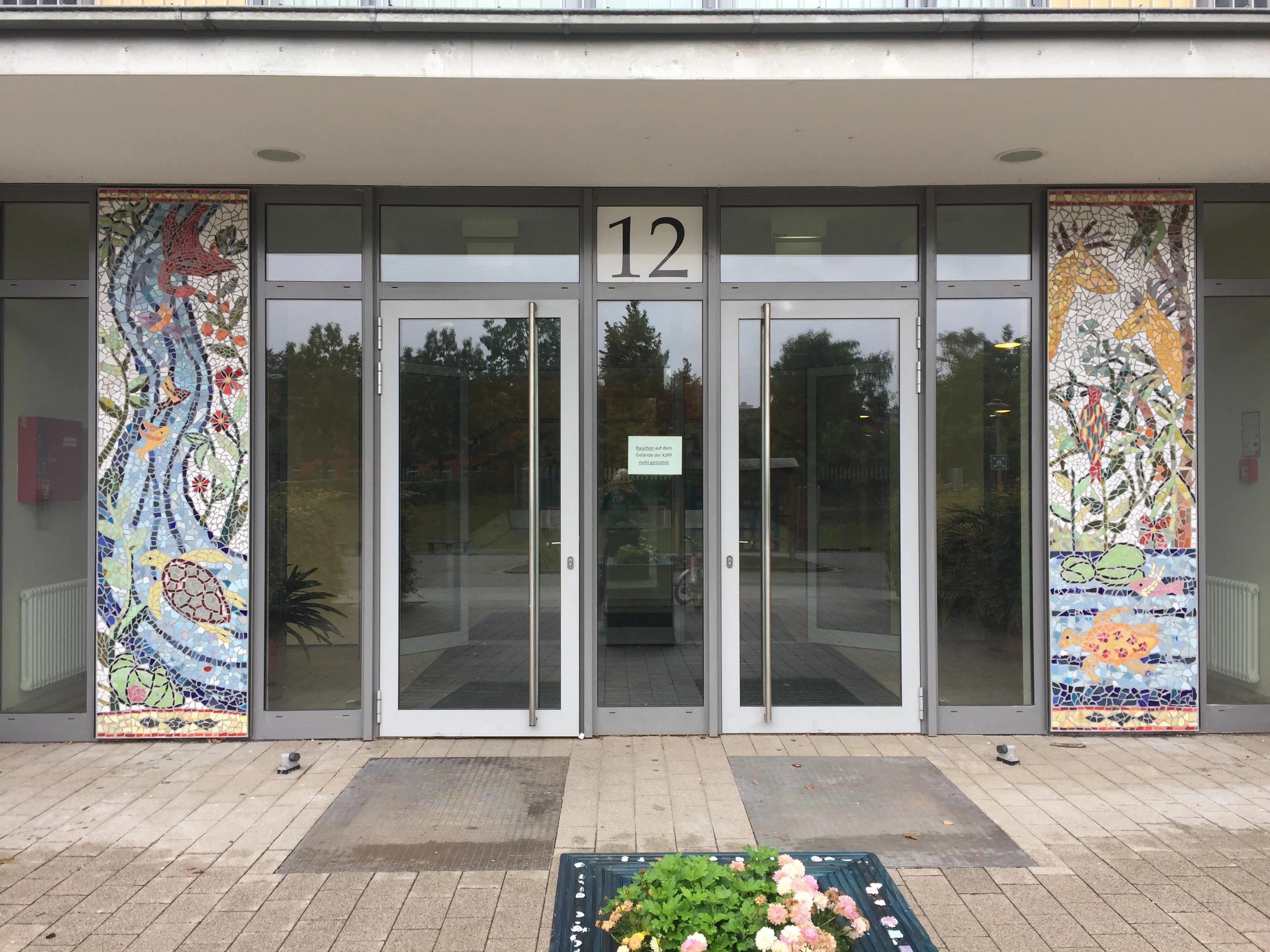 Bild: Eingangsbereich der Kinderpsychiatrie mit Mosaikverzierung