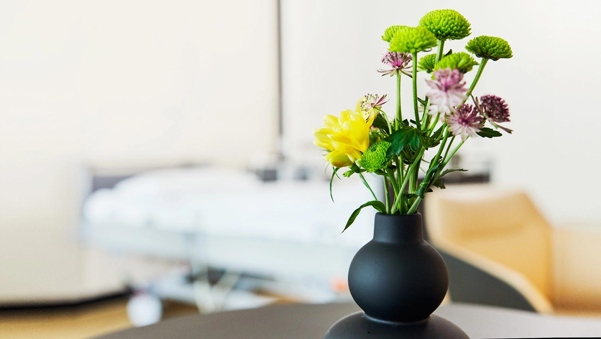 Bild: Dekorative Blumen im privita Zimmer