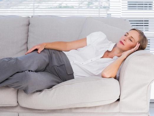 Bild: Frau schläft auf einem Sofa