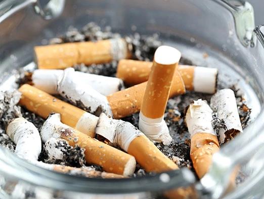 Bild: Aschenbecher mit Zigaretten