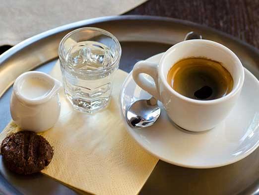 Bild: Kaffeetasse und Wasser
