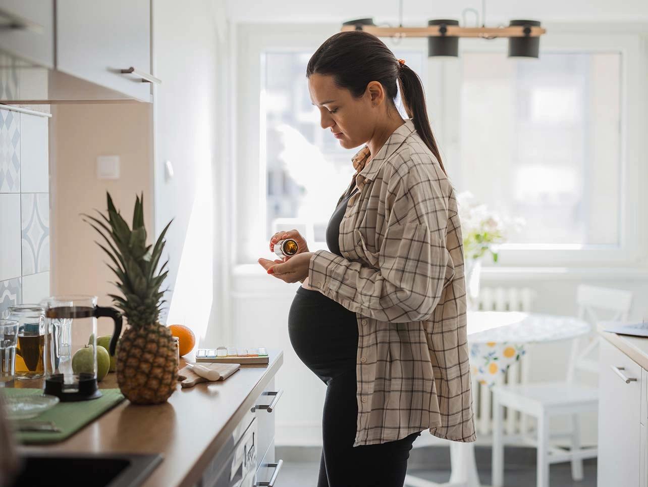 Bild: Schwangere Frau mit Nahrungsergänzungsmittel
