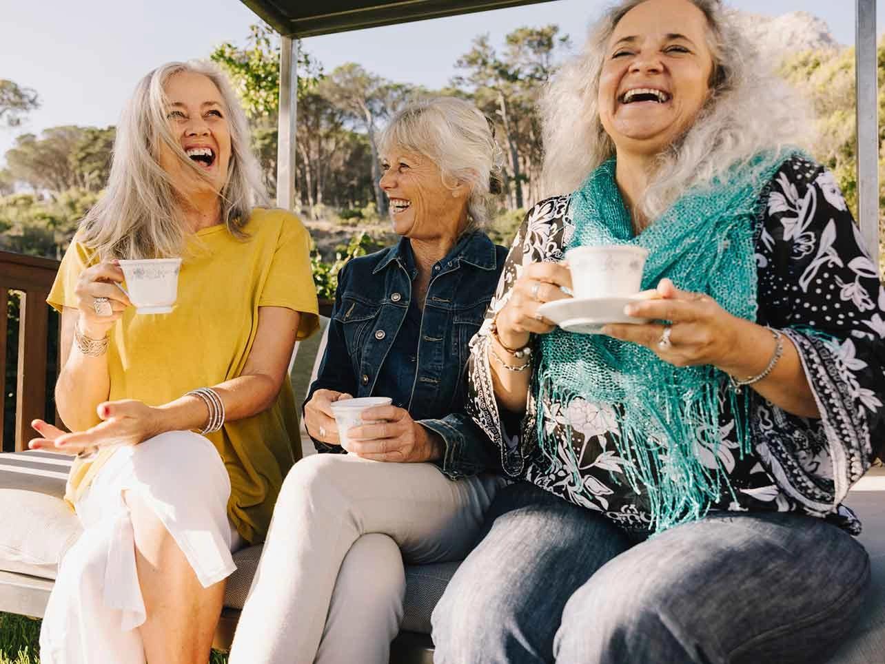 Bild: Ältere Damen lachend auf einer Bank