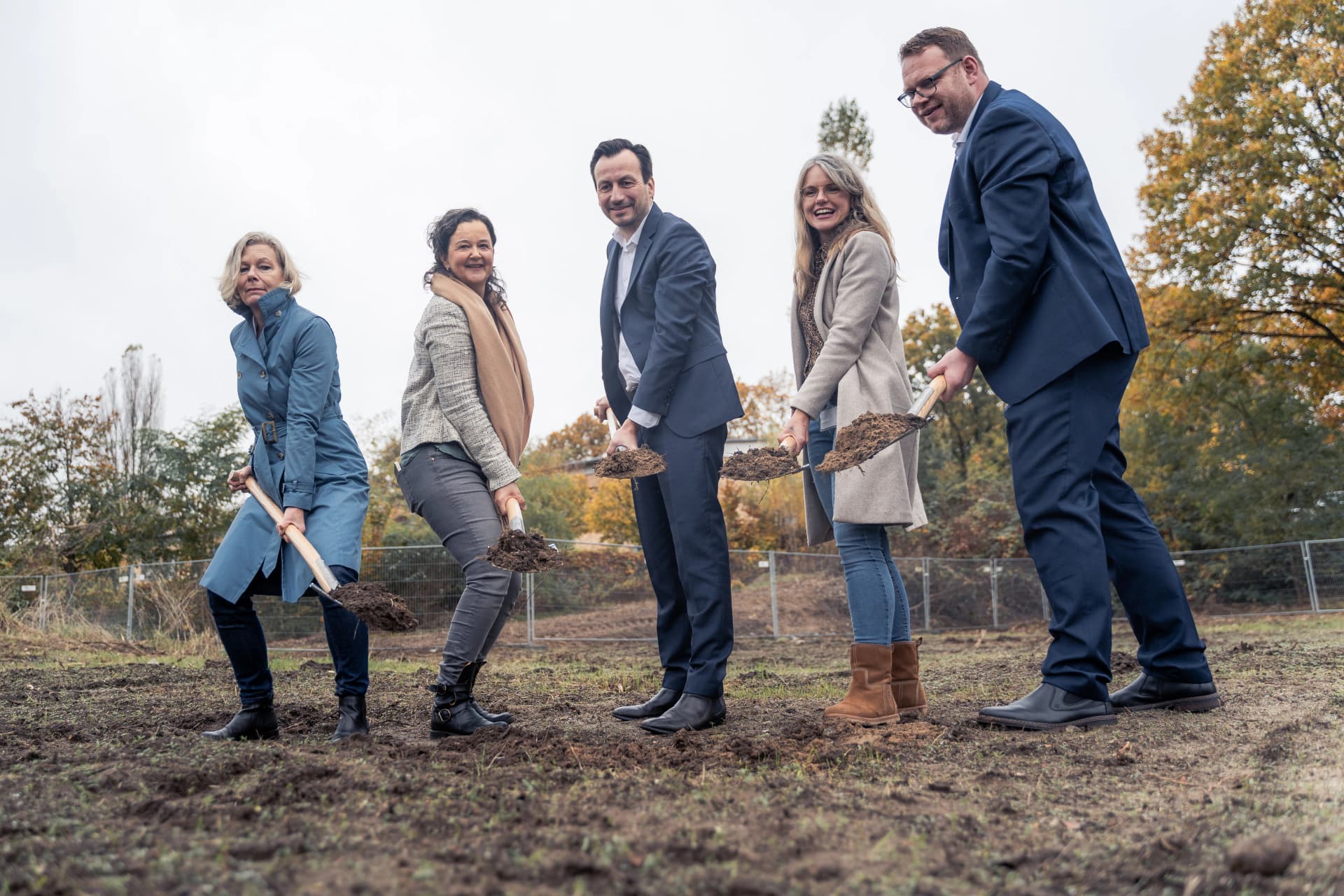Bild: Spatenstich Neubau (v.l.n.r.): Christiane Schaefer (Konzernbereich Bau), Dr. Sabine Ott-Jacobs (Chefärztin Kinder- und Jugendpsychiatrie), PD Dr. Daniel Schöttle (Chefarzt Psychiatrie), Anke Khoo (Stationsleitung) und Philipp Noack (Geschäftsführender Direktor)
