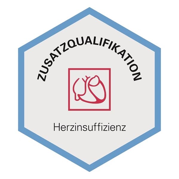 Text: Zusatzqualifikation Herzinsuffizienz Logo Grau Rot Blau Sechseck Weißer Hintergrund