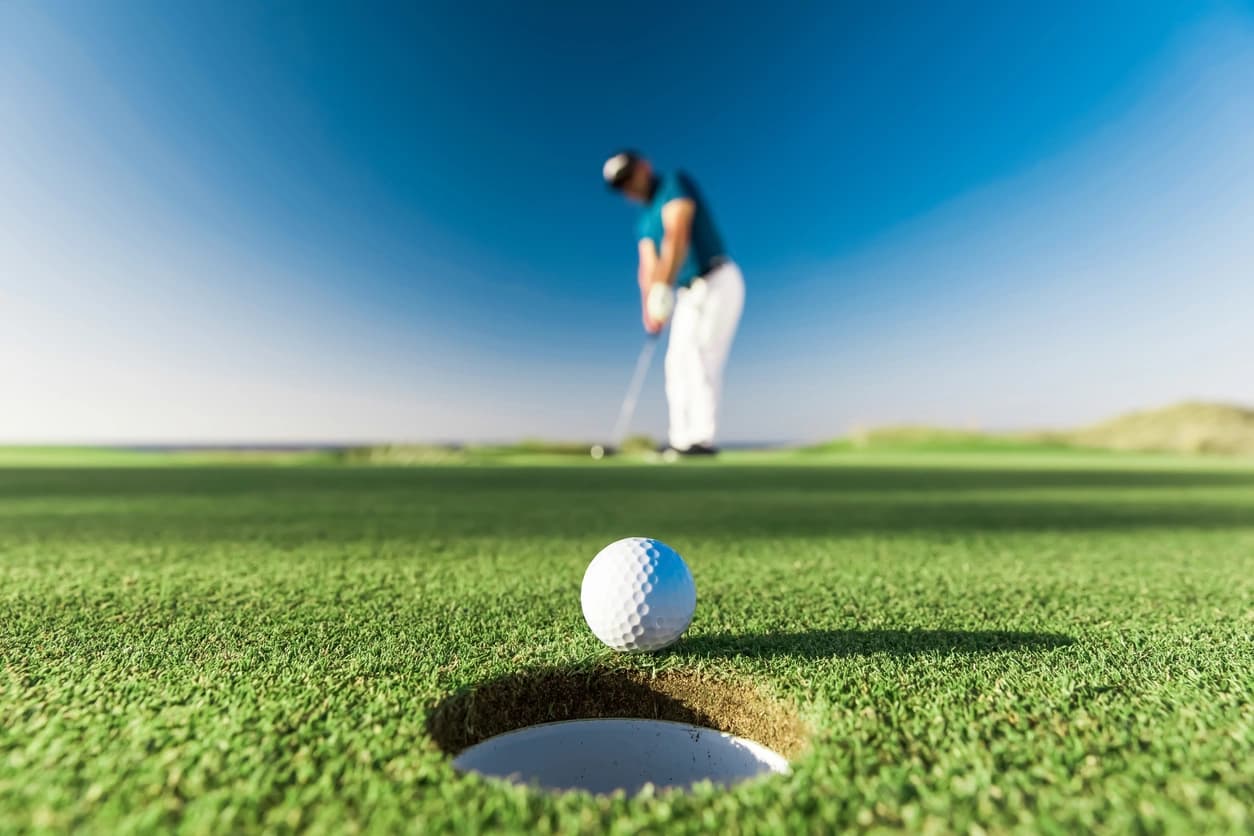 Golfspielen golfen putten Ball Loch Rasen