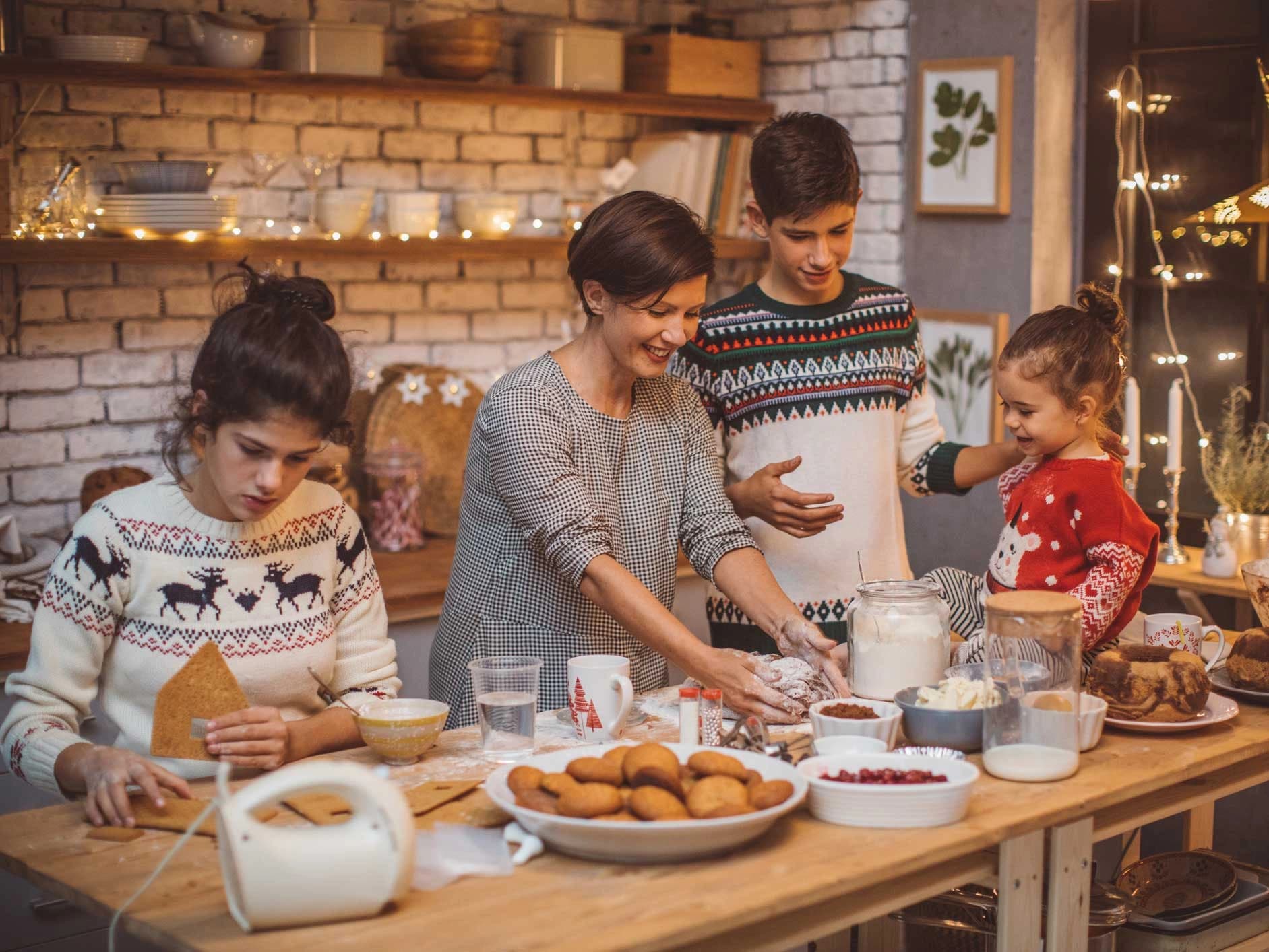 Bild: Familie beim gemeinsamen Backen