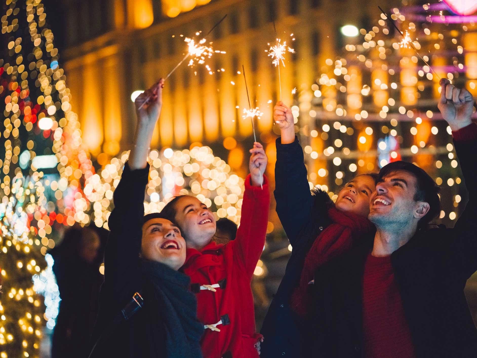 Bild: Familie feiert fröhlich Weihnachten
